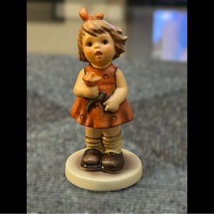 Goebel Hummel Figurine – “Ein Röschen für Dich Roses Are Red” – First Issue 1998